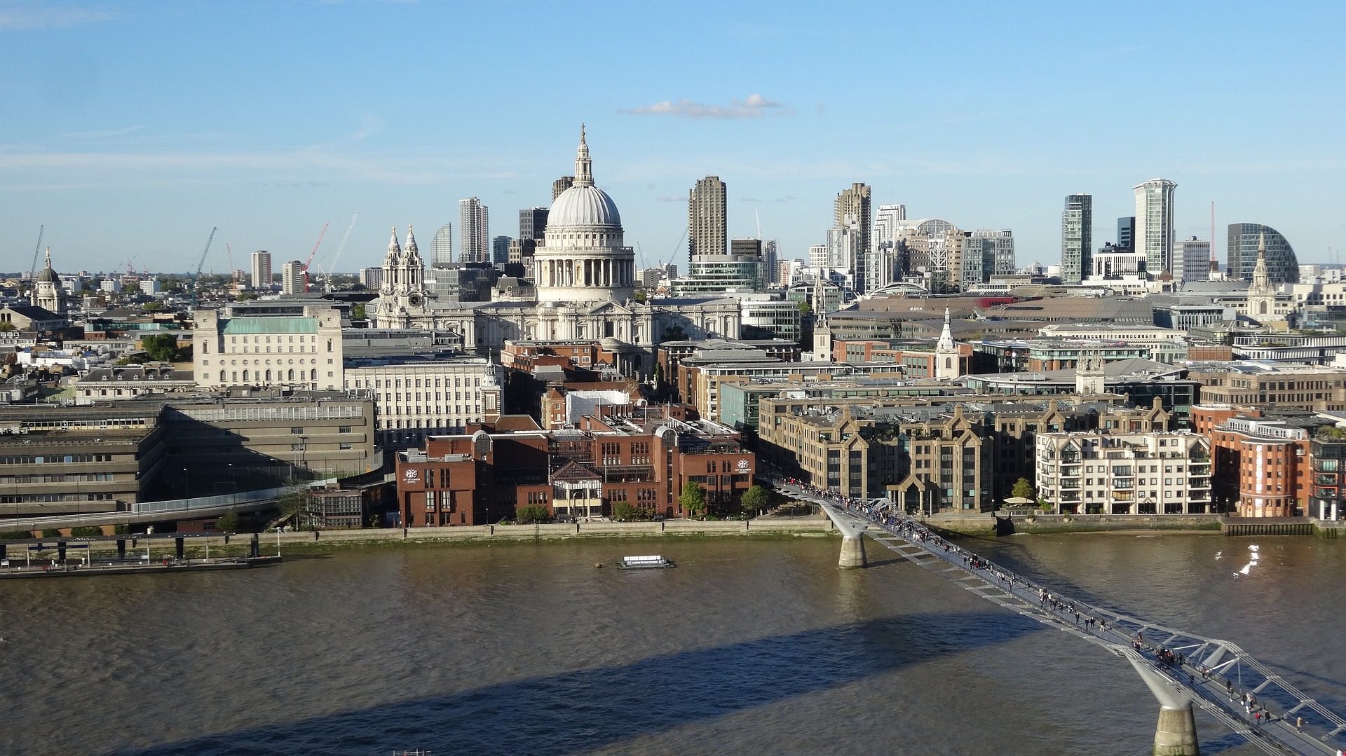 Ponte Millennium em Londres tem 325 m de comprimento.