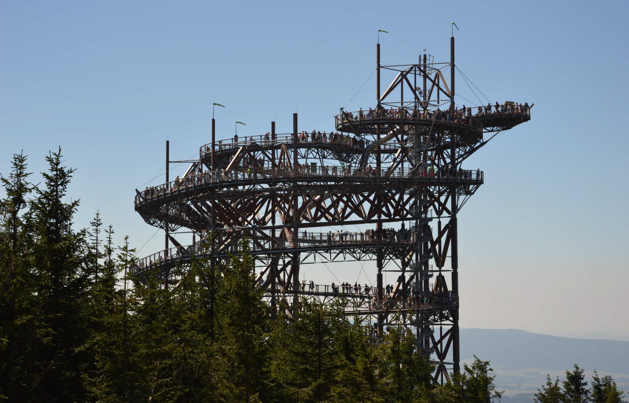 Дорожка «Sky Walk» с посетителями (© Jakub Harazín)