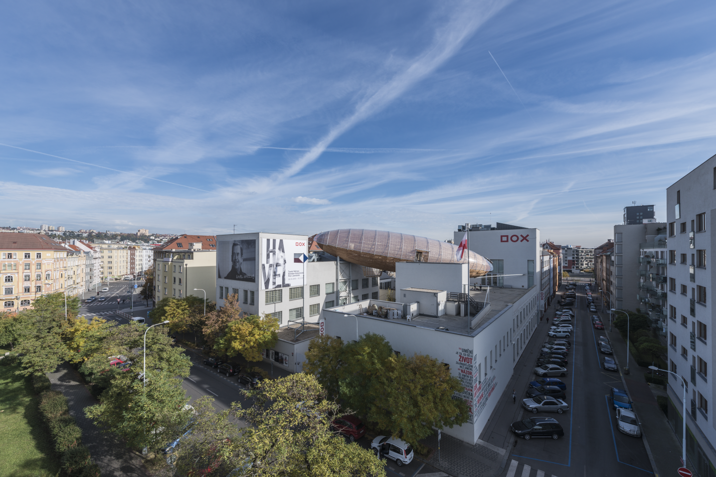 Zeppelin Gulliver über dem Zentrum für zeitgenössische Kunst DOX in Prag (© Jan Slavík, DOX)