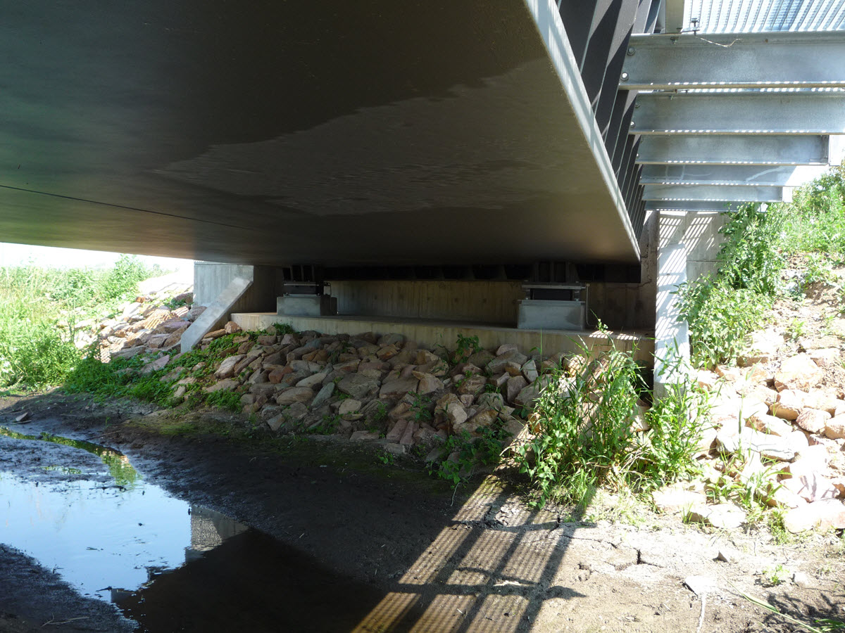 Untersicht der Brücke mit Blick auf die Lager (© Schröder + Raue)