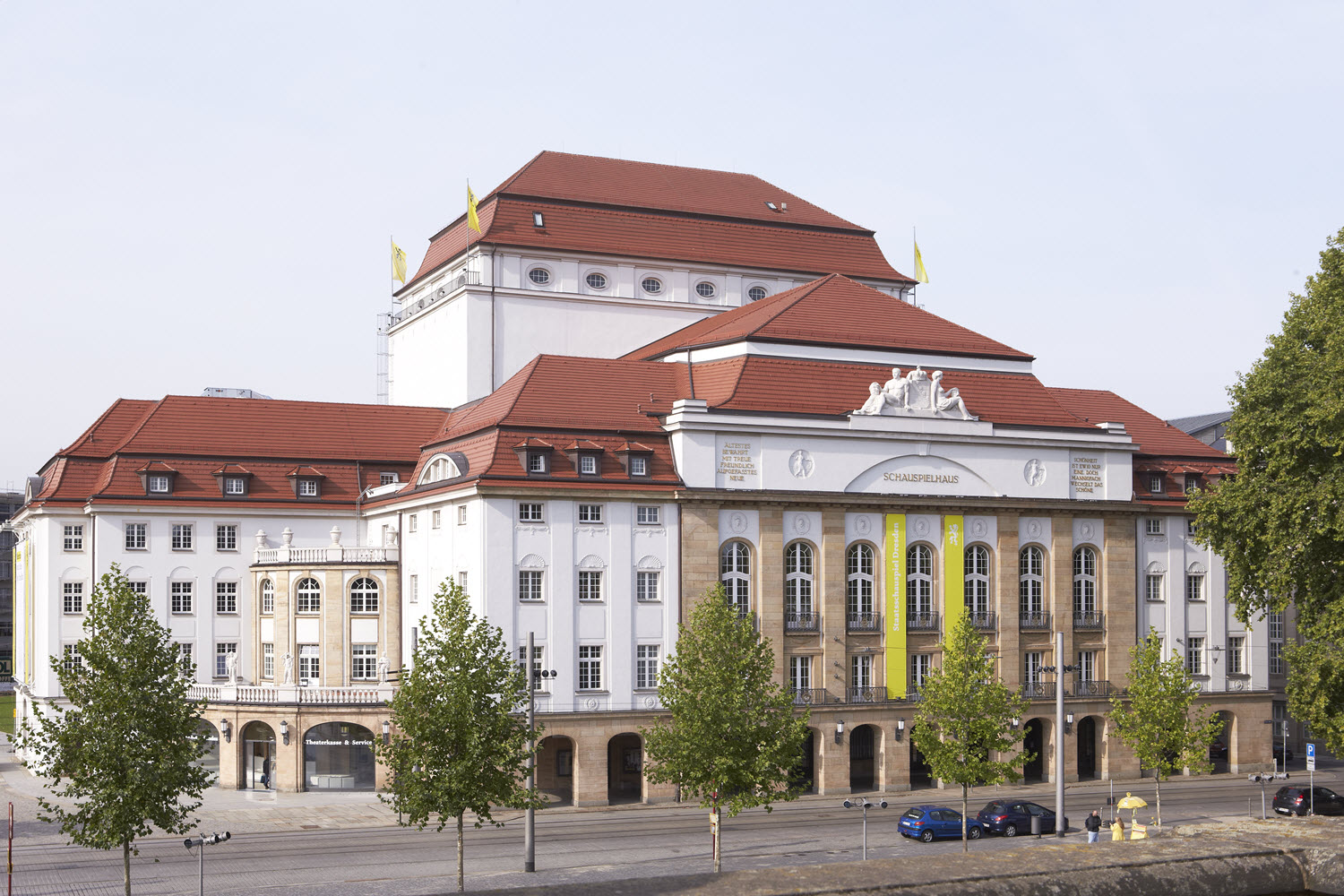 Вид на отреставрированный и модернизированный театр (© архив Staatstheater Dresden)