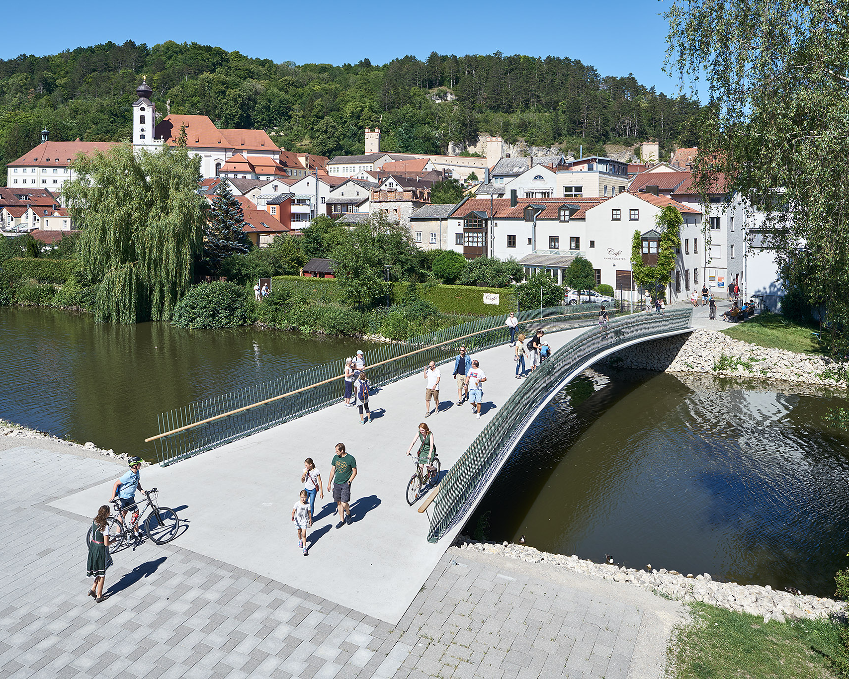 Пешеходный и велосипедный мост «Herzogsteg» в Айхштете, Германия | ©Bruno Clomfar