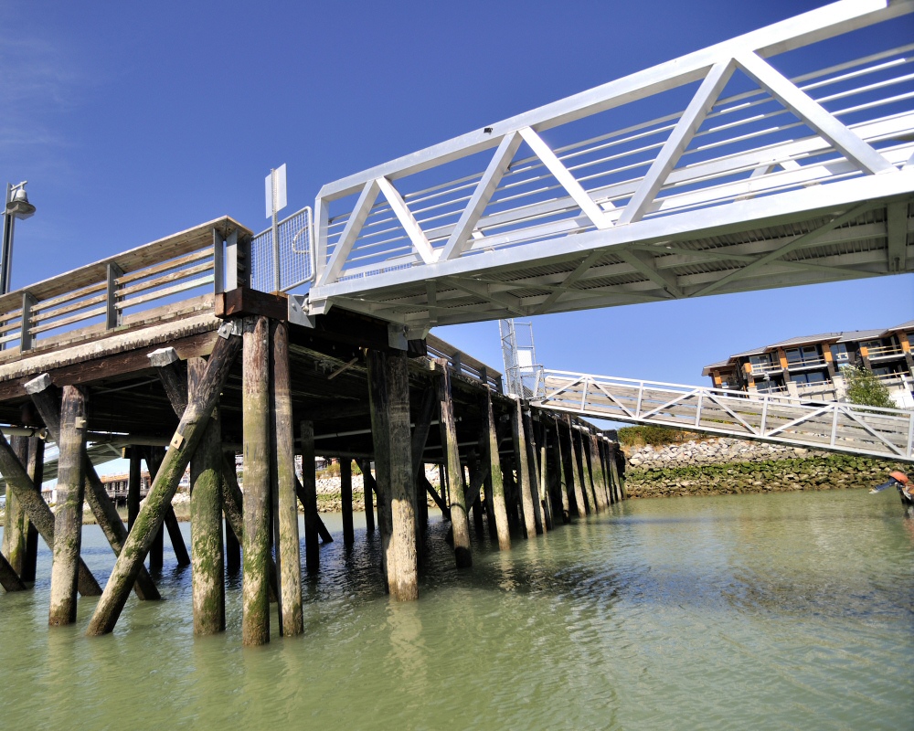 Aluminium footbridge