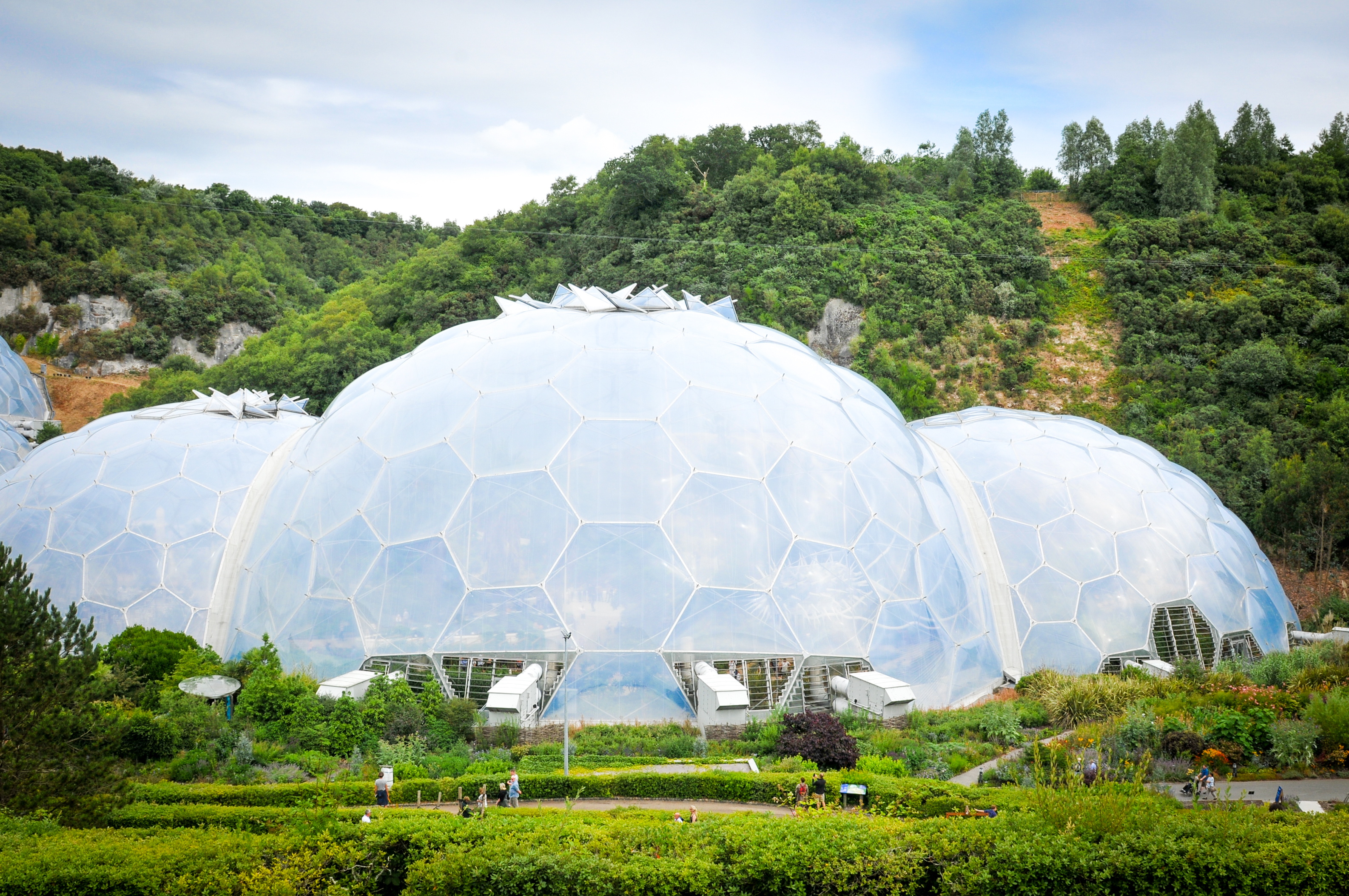 伊甸园项目： 拥有和谐有机建筑的植物园