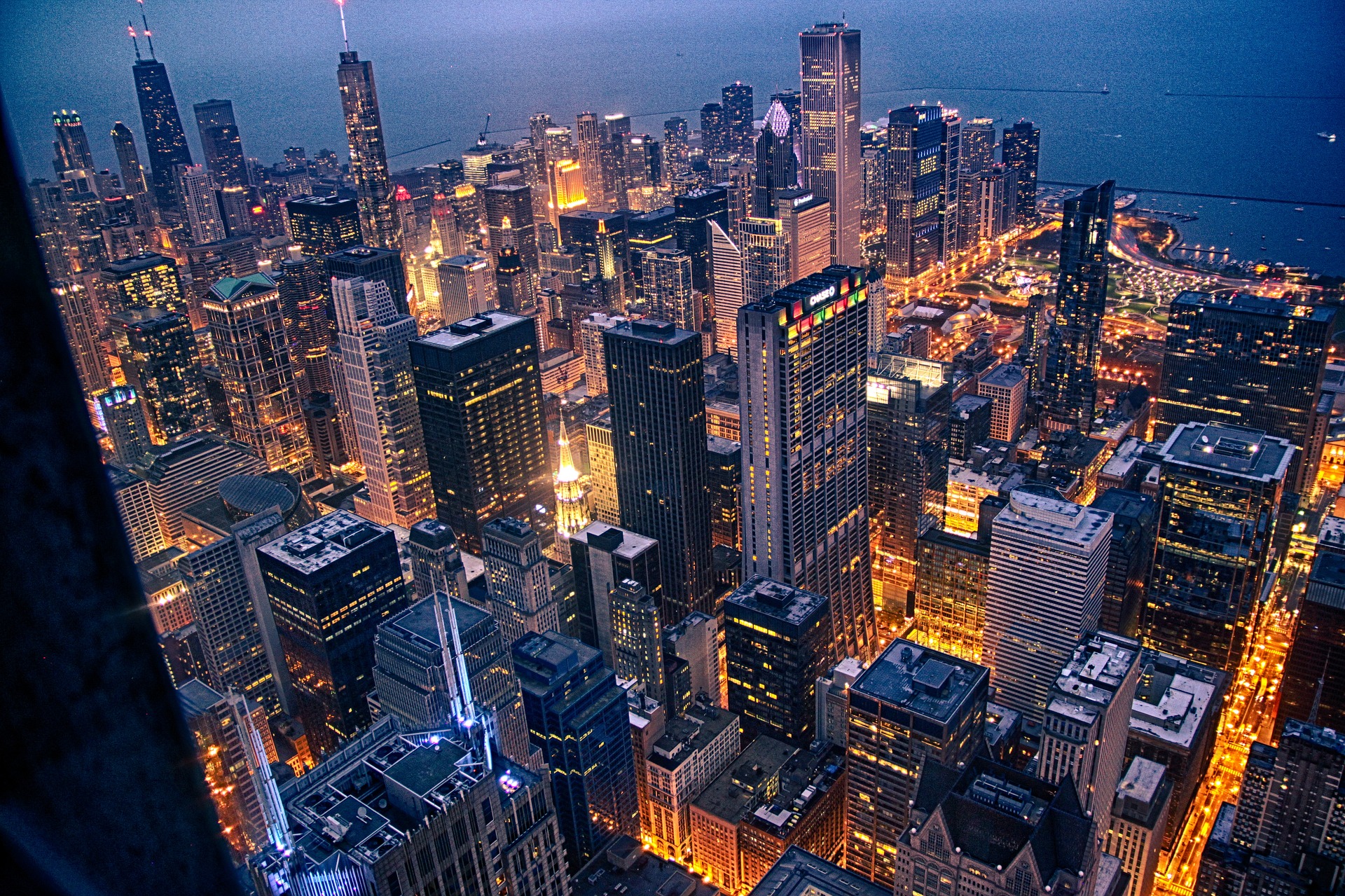 芝加哥（美国）是一座以摩天大楼林立的城市为中心的城市。