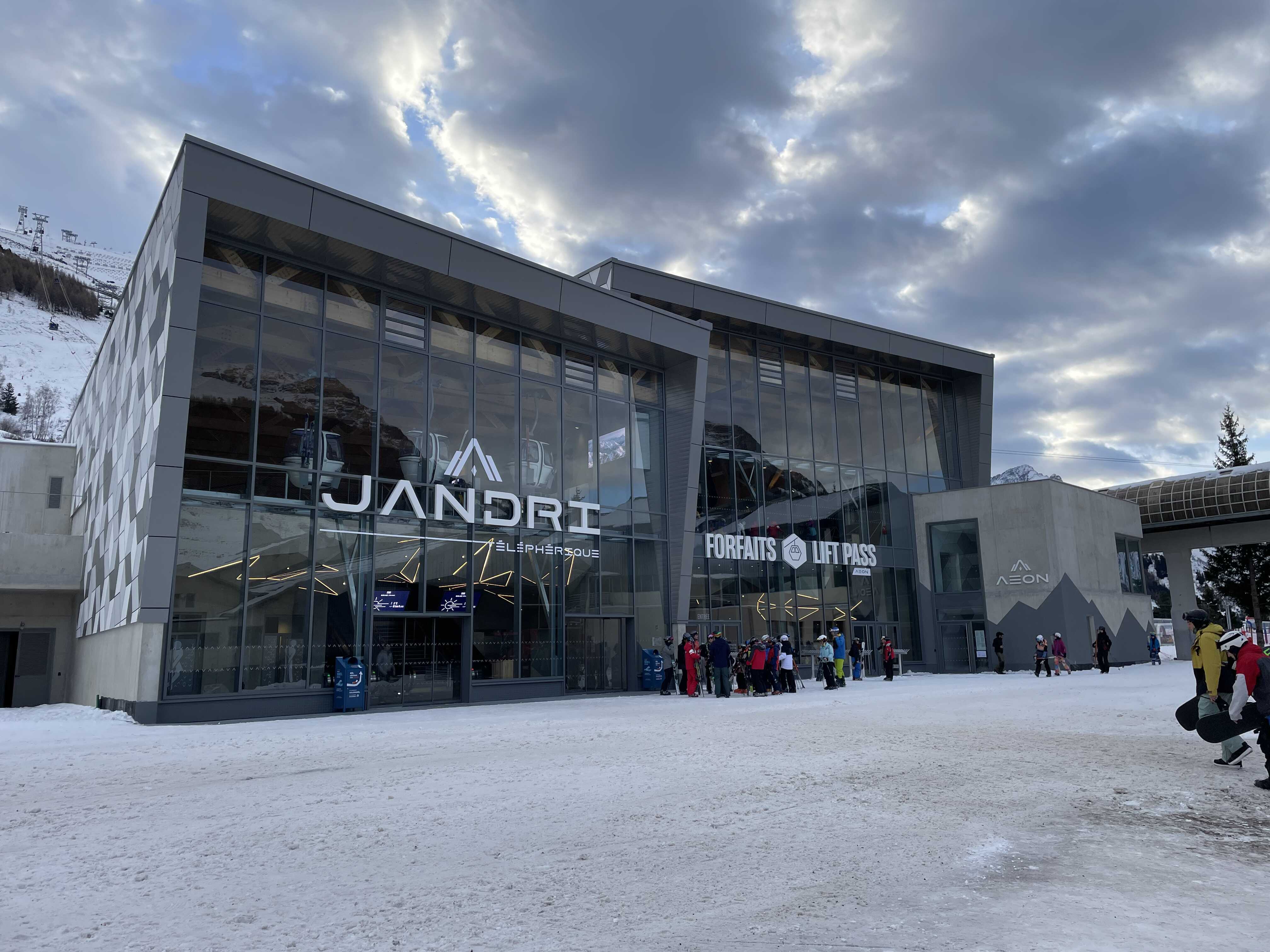 现代化3S缆车站全景,滑雪者正在准备冬季滑行